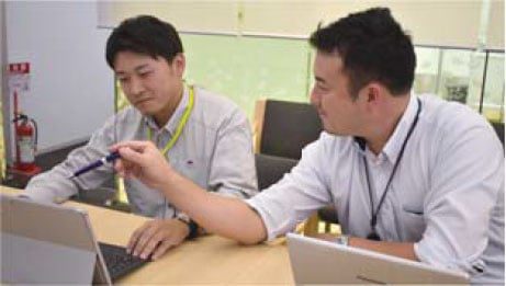 El equipo Takenaka discutiendo los resultados de la OTRS10 El equipo Takenaka discutiendo los resultados de la OTRS10