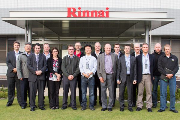 Foto de grupo de la visita a la fábrica de Rinnai