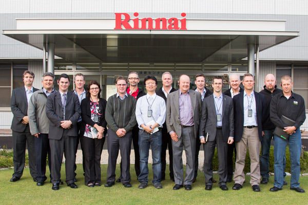 Foto de grupo de la visita a la fábrica de Rinnai Foto de grupo de la visita a la fábrica de Rinnai
