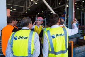 Consultores de Shinka Leyendo una Fábrica