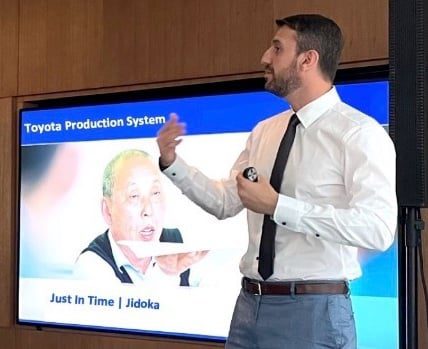 juan-presenting